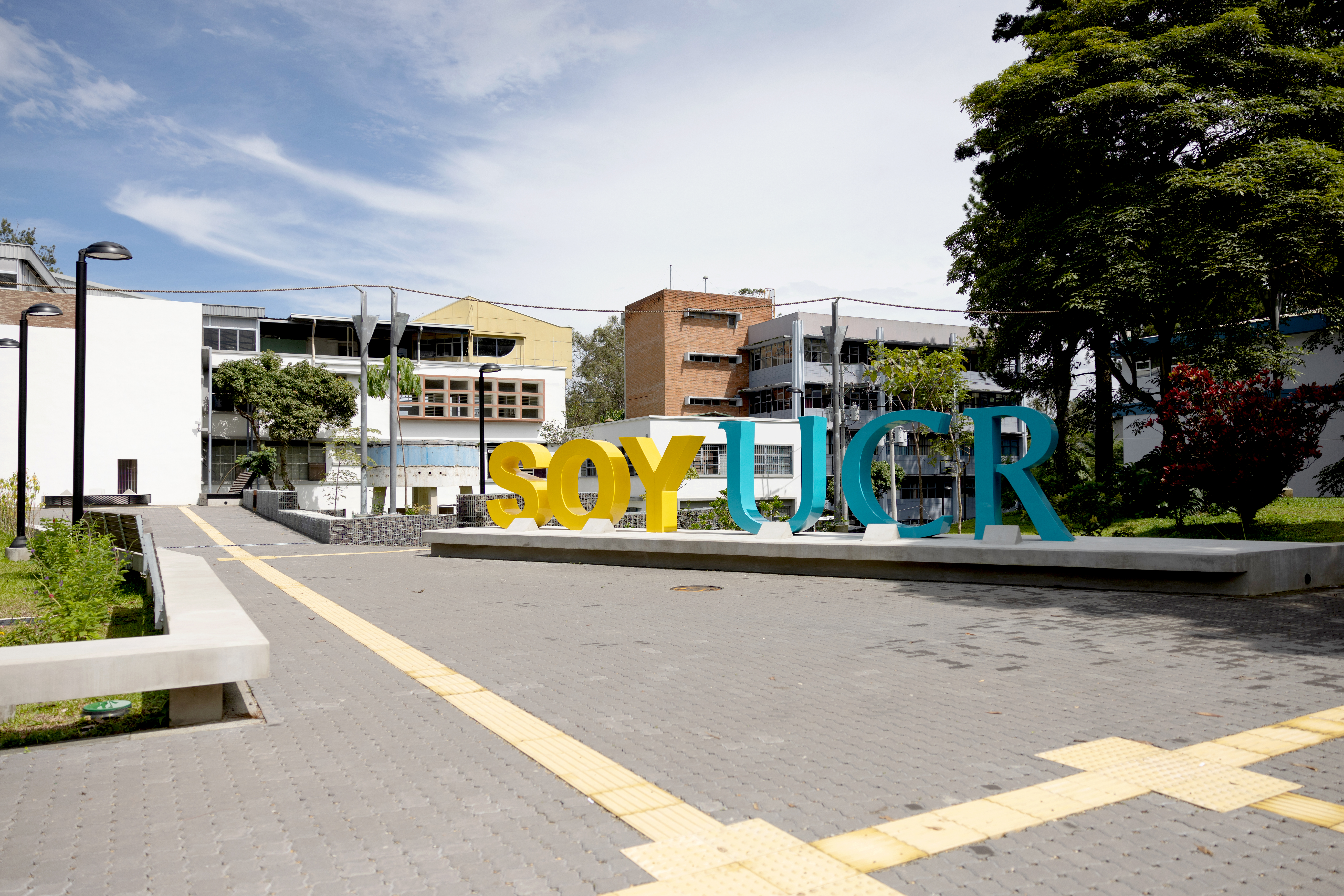 Conector biológico y peatonal de la Sede Rodrigo Facio, ubicado en el antiguo parqueo de la Facultad de Ingeniería, un espacio icónico diseñado para favorecer el paso de la fauna urbana y fomentar en la comunidad universitaria el esparcimiento y el disfrute de la naturaleza en beneficio de la salud mental. 

El proyecto diseñado por la Oficina Ejecutora del Programa de Inversiones (OEPI) materializa el sueño de conectar los ecosistemas del Jardín Botánico José María Orozco y el Bosquecito Leonelo Oviedo para ayudar a la conservación de la vida silvestre. Para ello, se sembraron 27 árboles nativos, que al crecer, permitirán enlazar las áreas protegidas del campus con el resto de la trama verde del cantón de Montes de Oca. 

La inauguración se realizó el miércoles 15 de mayo de 2024 con la participación de las autoridades universitarias, estudiantes, personas funcionarias e invitados e invitadas especiales. Entre ellos; el ex-rector Dr. Gabriel Macaya Trejos, directivos de la Compañía Nacional de Fuerza y Luz y del Museo Nacional